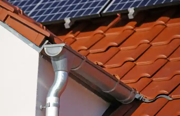 Dachrinnensanierung auf Mehrparteienhaus Imst Dachrinnensanierung auf Mehrparteienhaus Imst
