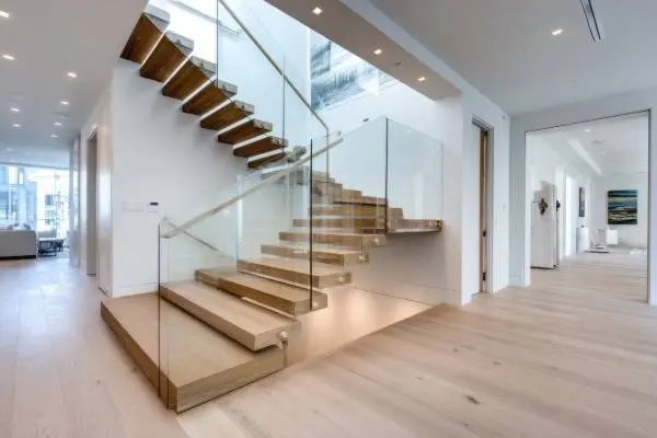 Treppengeländer aus Glas mit Holzhandlauf in modernen Büro-Atelier in Imst Treppengeländer aus Glas mit Holzhandlauf in modernen Büro-Atelier in Imst